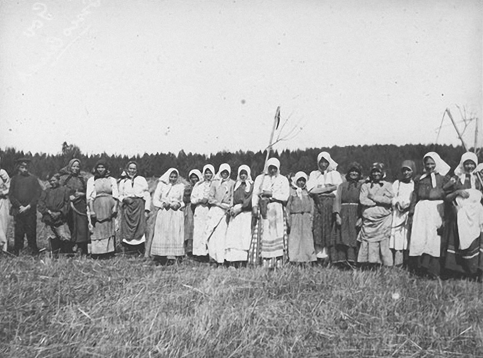 Группа крестьян позирует для фотографии (имение Ячевских). Лето 1903 года.)