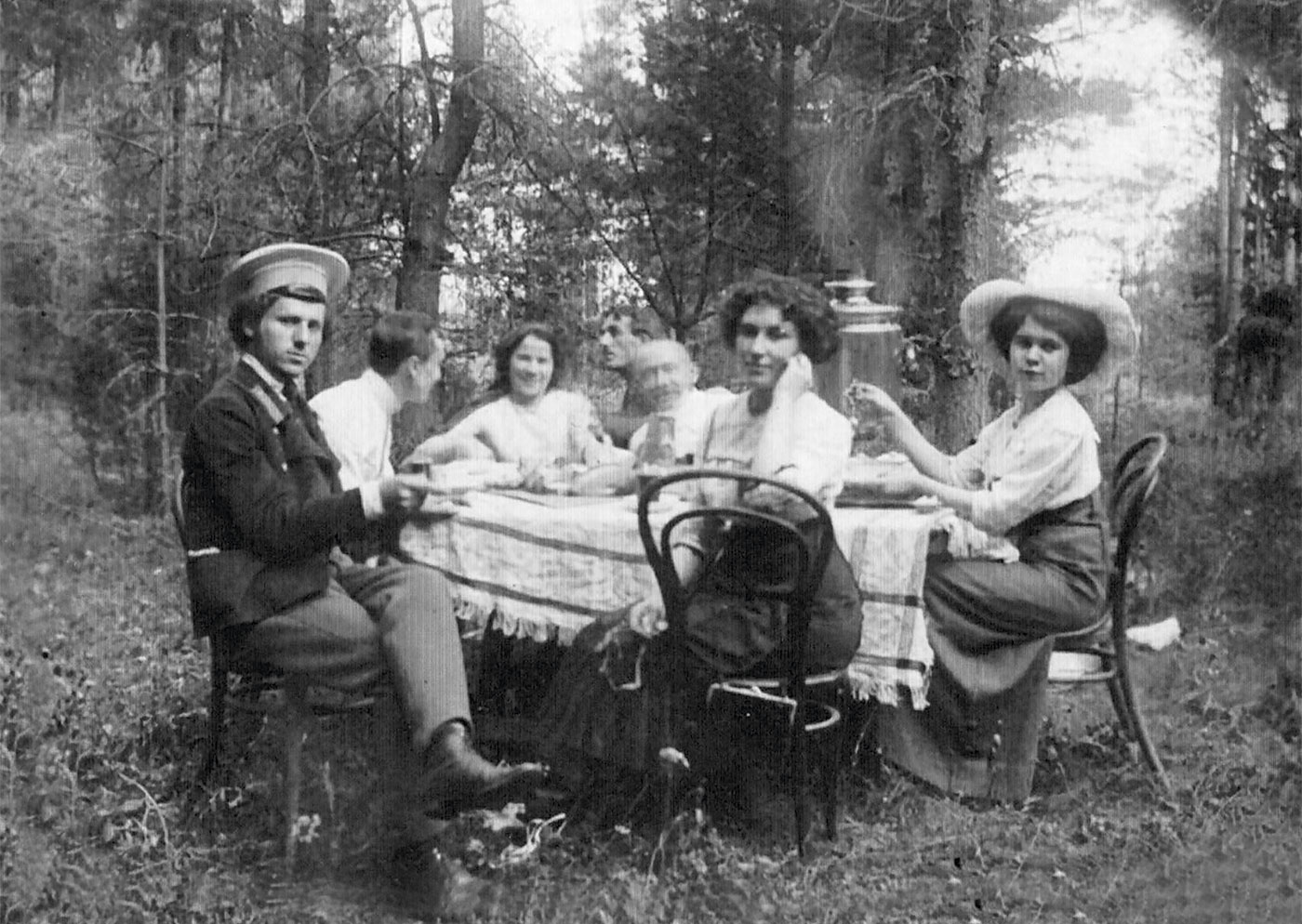 Семья Тимофеевых на отдыхе в пригородном лесу. 1912 год.