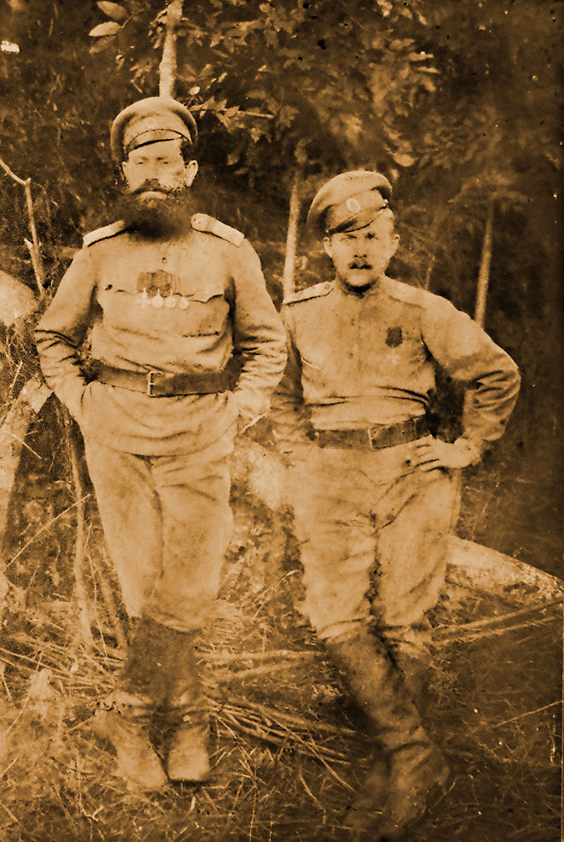 Солдаты Первой мировой войны (георгиевские кавалеры). Справа Коноплев Н. А.