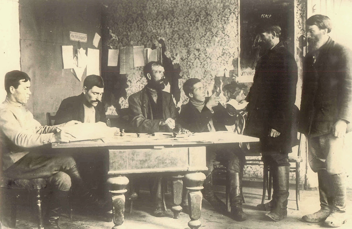 Заседание комбеда в с. Столбово Гжатского уезда. 1918 г.