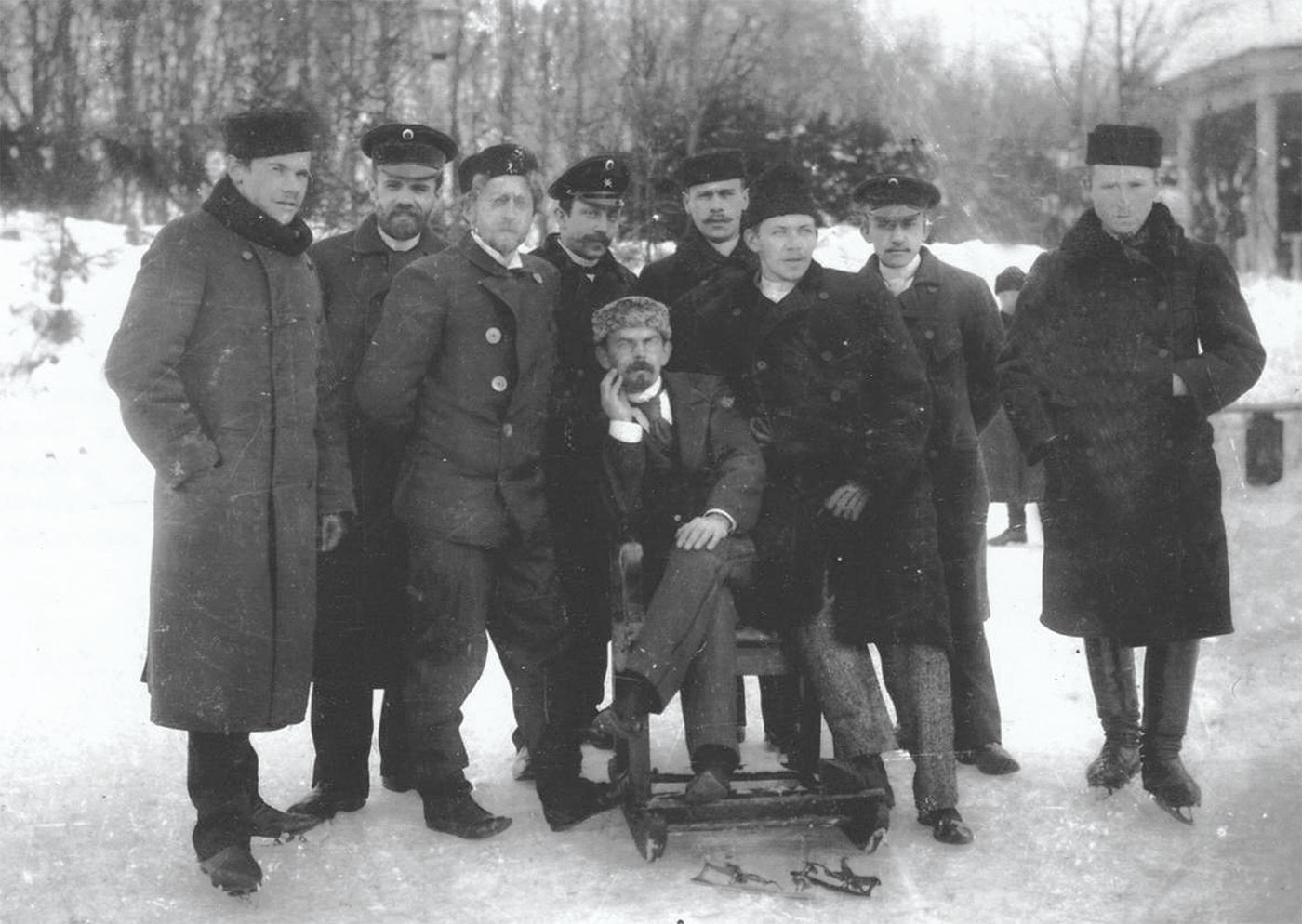 С. Н. Шапошников (сидит в центре) на катке в городском саду. Начало XX века.