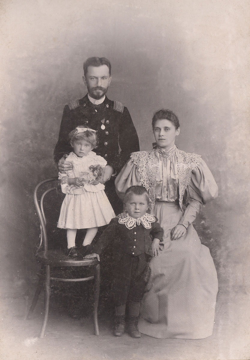 Василий Александрович, городской судья, и Фавста Алексеевна Никитины с детьми Фавстом и Ниной. Г. Гжатск, 1897 год.