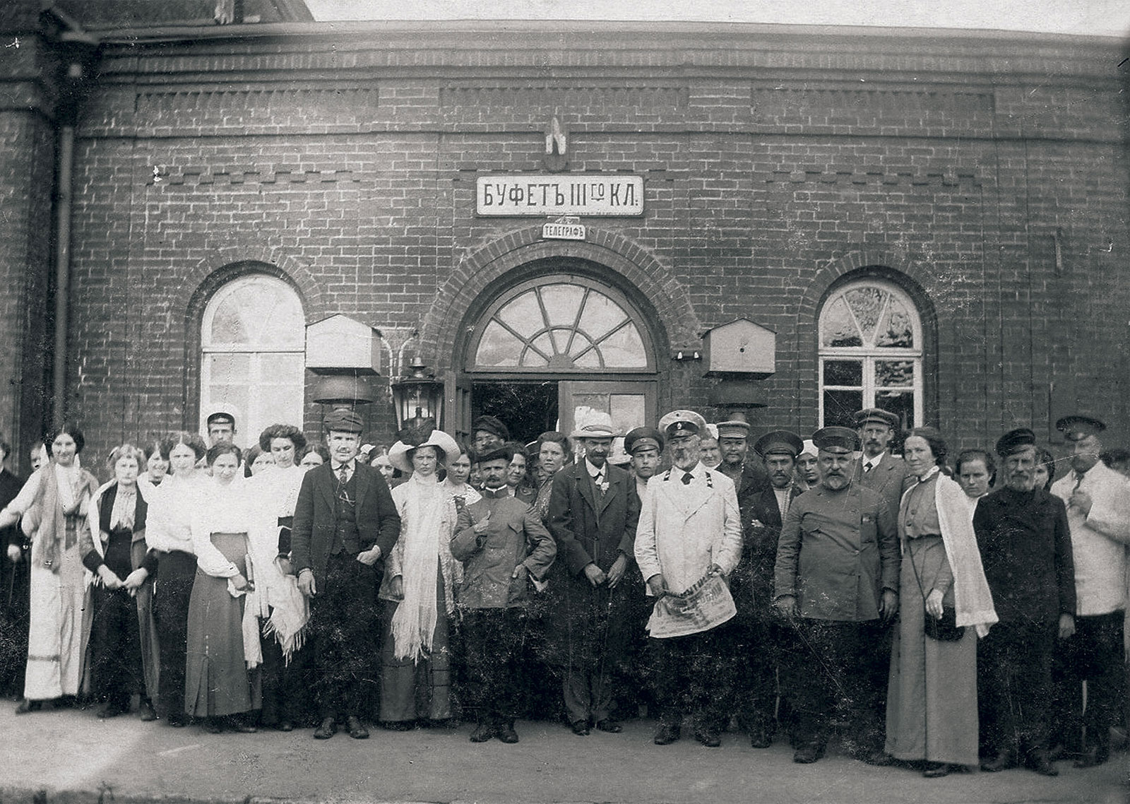 Жители Гжатска на перроне железнодорожного вокзала. Начало XX века.