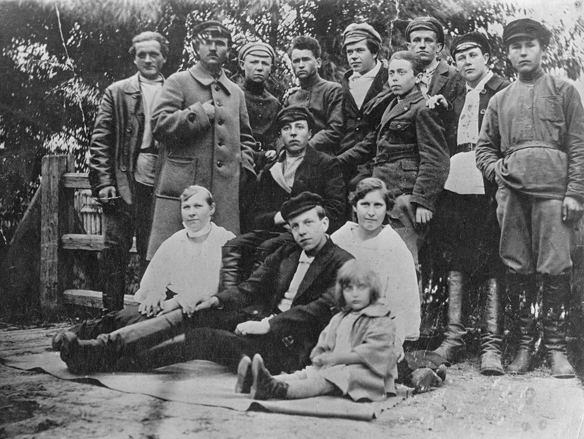 Первые комсомольцы Гжатска. В первом ряду справа сидит Вершинина Клавдия Никифоровна, в последнем ряду 4-й слева стоит Синицын Иван Ефимович. 1919 год.