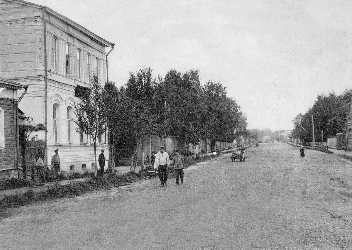 Петербургская улица в г. Гжатске. Начало XX века.