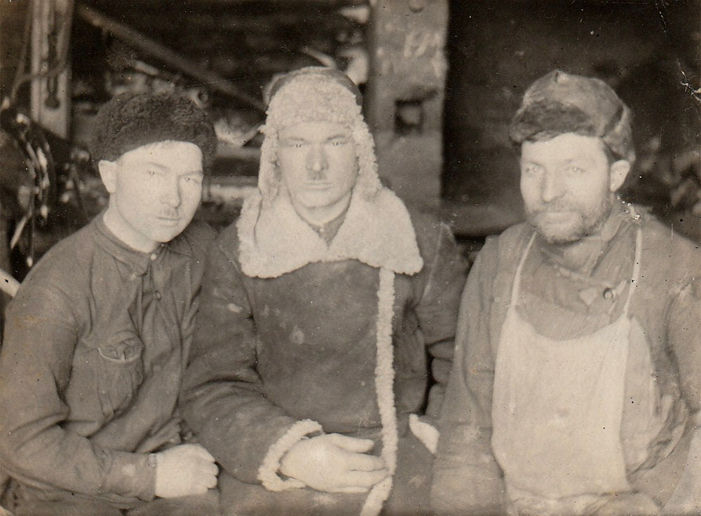 Ревенков с рабочими из «Металлиста». 1930 г. 